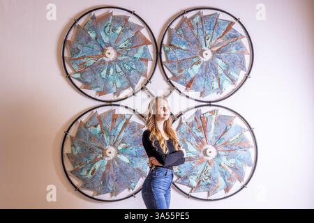 Edimburgo, Regno Unito. 21 marzo 2025 foto: Assistente della RSA Gallery Zuzanna Salamon con Christian Sloan's Eclipse, 2025. Giunto al suo sedicesimo anno, RSA New Contemporary 2025 presenterà il lavoro di 63 laureati selezionati tra i 2024 corsi di laurea di primo livello scozzesi. Sono in offerta premi per mostre del valore totale di oltre £ 25.000, tra cui il Glenfiddich Artist in Residence Prize di £ 15.000, sostenuto da William Grant e Sons. Crediti: Rich Dyson/Alamy Live News Foto Stock