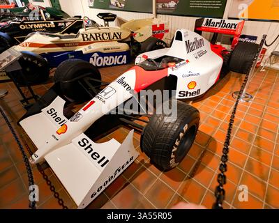 Tre quarti Vista frontale di una McLaren MP4/6 F1 Show Car del 1991, nel Jackson Shed, al Brooklands Museum di Weybridge Foto Stock