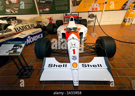 Vista frontale di una McLaren MP4/6 F1 Show Car del 1991, nel Jackson Shed, al Brooklands Museum di Weybridge Foto Stock