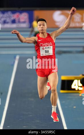 Nanjing, la provincia cinese di Jiangsu. 21 marzo 2025. Su Wen della Cina gareggia durante la finale di salto triplo maschile ai Campionati mondiali di atletica leggera indoor 2025 a Nanchino, nella provincia di Jiangsu, nella Cina orientale, 21 marzo 2025. Crediti: Yang lei/Xinhua/Alamy Live News Foto Stock