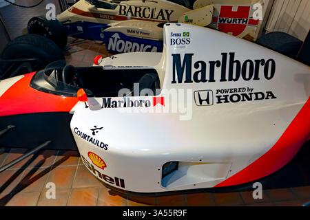Vista ravvicinata di una 1991, McLaren MP4/6 F1 Show Car, nel Jackson Shed, al Brooklands Museum di Weybridge Foto Stock