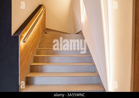 Scale illuminate in un edificio Foto Stock