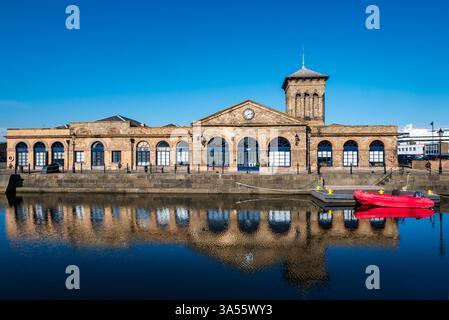 Reflections of Forht Ports Victorian Office Building nell'area portuale di Leith Harbour, Edimburgo, Scozia. REGNO UNITO Foto Stock