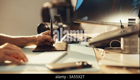Mani, uomo e tablet grafico per fotografia, disegno o editing di immagini sulla tastiera del computer. Arte creativa, studio ed editor con primo piano penna per Foto Stock