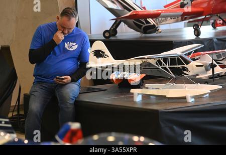 Olomouc, Repubblica Ceca. 21 marzo 2025. I modellisti aeronautici, navali e automobilistici hanno preparato le loro mostre alla vigilia della 23a edizione della mostra interattiva per il modello 2025, incentrata su modelli, collezionismo e tecnologie digitali, giochi, giocattoli e kit, Olomouc, Repubblica ceca, 21 marzo 2025. Crediti: Ludek Perina/CTK Photo/Alamy Live News Foto Stock