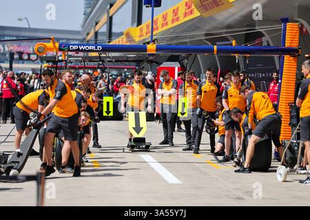 Pit Lane McLaren durante la FORMULA 1 HEINEKEN CHINESE GRAND PRIX 2025 al Shanghai Audi International Circuit, Shanghai, Cina, il 21 marzo 2025 Credit: Antoine Lapeyre/Every Second Media Foto Stock