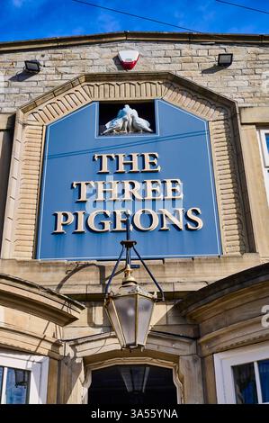 Esterno del pub art deco Three Pigeons di Halifax, Regno Unito Foto Stock