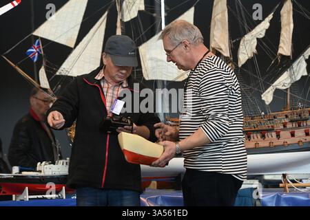 Olomouc, Repubblica Ceca. 21 marzo 2025. I modellisti aeronautici, navali e automobilistici hanno preparato le loro mostre alla vigilia della 23a edizione della mostra interattiva per il modello 2025, incentrata su modelli, collezionismo e tecnologie digitali, giochi, giocattoli e kit, Olomouc, Repubblica ceca, 21 marzo 2025. Crediti: Ludek Perina/CTK Photo/Alamy Live News Foto Stock