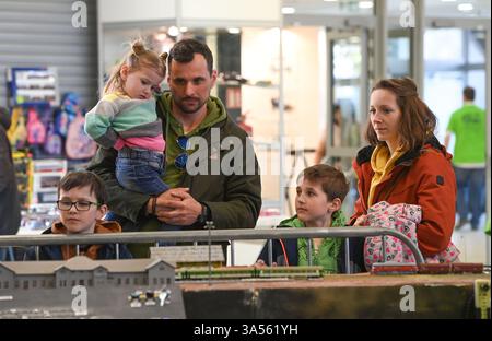 Olomouc, Repubblica Ceca. 21 marzo 2025. I modellisti aeronautici, navali e automobilistici hanno preparato le loro mostre alla vigilia della 23a edizione della mostra interattiva per il modello 2025, incentrata su modelli, collezionismo e tecnologie digitali, giochi, giocattoli e kit, Olomouc, Repubblica ceca, 21 marzo 2025. Crediti: Ludek Perina/CTK Photo/Alamy Live News Foto Stock