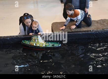Olomouc, Repubblica Ceca. 21 marzo 2025. I modellisti aeronautici, navali e automobilistici hanno preparato le loro mostre alla vigilia della 23a edizione della mostra interattiva per il modello 2025, incentrata su modelli, collezionismo e tecnologie digitali, giochi, giocattoli e kit, Olomouc, Repubblica ceca, 21 marzo 2025. Crediti: Ludek Perina/CTK Photo/Alamy Live News Foto Stock