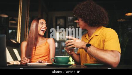 Appuntamento, ridere e studenti con la coppia al bar insieme per un legame, amore o romanticismo. Conversazione, divertente o studio con uomo e donna in un bar Foto Stock