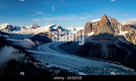 Una catena montuosa generica con ghiacciai e montagne innevate. Foto Stock