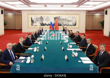Pechino, Cina. 21 marzo 2025. Il consigliere di Stato cinese e ministro della pubblica sicurezza Wang Xiaohong incontra Alexander Bortnikov, direttore del servizio di sicurezza federale russo, a Pechino, capitale della Cina, 21 marzo 2025. Crediti: Wang Ye/Xinhua/Alamy Live News Foto Stock
