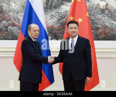 Pechino, Cina. 21 marzo 2025. Il consigliere di Stato cinese e ministro della pubblica sicurezza Wang Xiaohong incontra Alexander Bortnikov, direttore del servizio di sicurezza federale russo, a Pechino, capitale della Cina, 21 marzo 2025. Crediti: Wang Ye/Xinhua/Alamy Live News Foto Stock