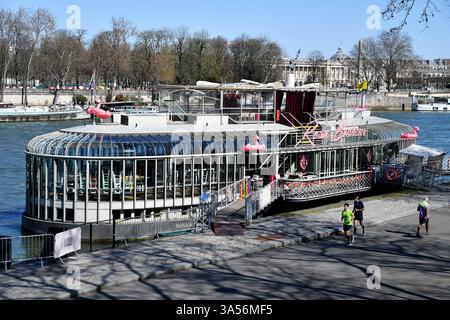 Rosa Bonheur sur Seine, un bar galleggiante, ristorante e luogo culturale (péniche) ormeggiato sulla Senna a Parigi Foto Stock