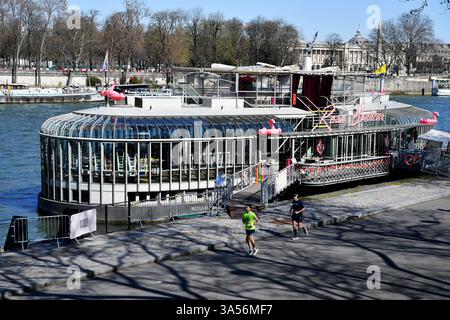 Rosa Bonheur sur Seine, un bar galleggiante, ristorante e luogo culturale (péniche) ormeggiato sulla Senna a Parigi Foto Stock