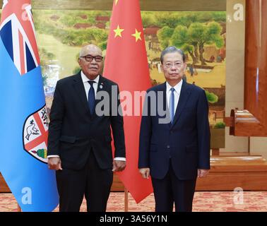 Pechino, Cina. 21 marzo 2025. Zhao Leji, presidente del Comitato permanente del Congresso Nazionale del popolo, tiene colloqui con Filimone Jitoko, presidente del Parlamento della Repubblica delle Figi, presso la grande sala del popolo a Pechino, capitale della Cina, 21 marzo 2025. Crediti: Wang Ye/Xinhua/Alamy Live News Foto Stock