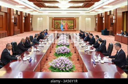 Pechino, Cina. 21 marzo 2025. Zhao Leji, presidente del Comitato permanente del Congresso Nazionale del popolo, tiene colloqui con Filimone Jitoko, presidente del Parlamento della Repubblica delle Figi, presso la grande sala del popolo a Pechino, capitale della Cina, 21 marzo 2025. Crediti: Wang Ye/Xinhua/Alamy Live News Foto Stock