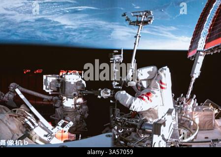 Pechino, Cina. 21 marzo 2025. Questa immagine acquisita al Beijing Aerospace Control Center il 21 marzo 2025 mostra l'astronauta Shenzhou-19 Cai Xuzhe che esegue attività stravaganti al di fuori della stazione spaziale cinese in orbita. PER ANDARE CON '1st LD-Writethru: Shenzhou-19 equipaggio completa terza attività stravaganti' crediti: Li Minggang/Xinhua/Alamy Live News Foto Stock