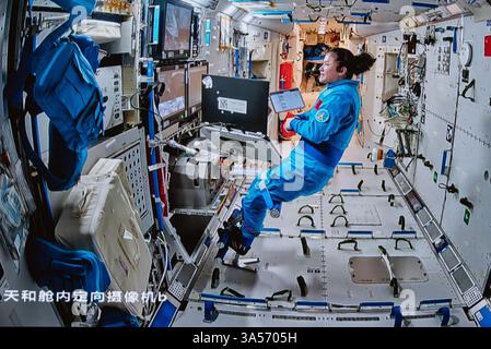 Pechino, Cina. 21 marzo 2025. Questa immagine acquisita al Beijing Aerospace Control Center il 21 marzo 2025 mostra l'astronauta Wang Haoze di Shenzhou-19 che lavora all'interno della stazione spaziale cinese in orbita. PER ANDARE CON '1st LD-Writethru: Shenzhou-19 equipaggio completa terza attività stravaganti' crediti: Li Minggang/Xinhua/Alamy Live News Foto Stock