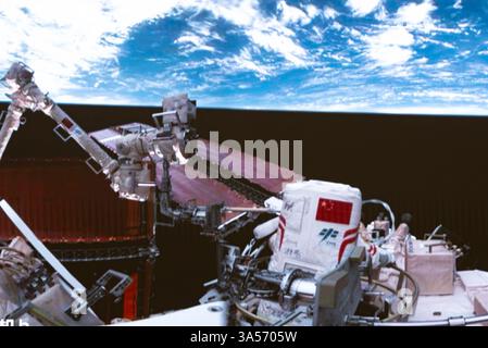 Pechino, Cina. 21 marzo 2025. Questa immagine acquisita al Beijing Aerospace Control Center il 21 marzo 2025 mostra l'astronauta Shenzhou-19 Cai Xuzhe che lascia la stazione spaziale cinese in orbita per attività stravaganti. PER ANDARE CON '1st LD-Writethru: Shenzhou-19 equipaggio completa terza attività stravaganti' crediti: Li Minggang/Xinhua/Alamy Live News Foto Stock