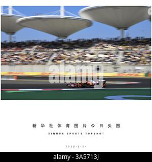 Pechino, Cina. 21 marzo 2025. Il pilota britannico Lewis Hamilton della Ferrari guida durante le qualifiche sprint del Gran Premio di Cina di Formula 1 al circuito internazionale di Shanghai nella Cina orientale di Shanghai, il 21 marzo 2025. Crediti: Xia Yifang/Xinhua/Alamy Live News Foto Stock