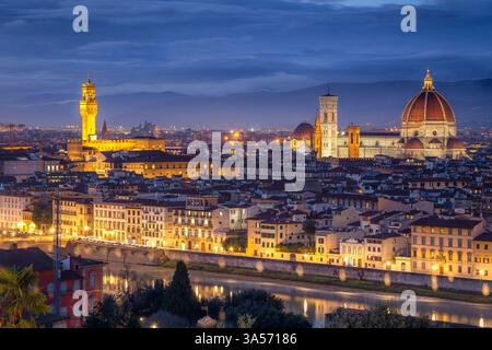 Firenze o Firenze, Palazzo Vecchio, Duomo, Basilica di Santa Maria del Fiore e Campanile Giotto. Vista del tramonto da Piazzale Michela Foto Stock