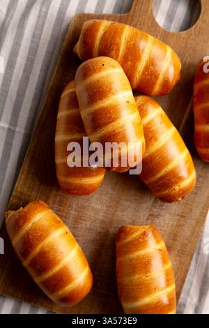 Kolache Rolls fatti in casa pronti da mangiare, vista dall'alto. Foto Stock