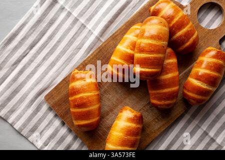 Kolache Rolls fatti in casa pronti da mangiare, vista dall'alto. Foto Stock