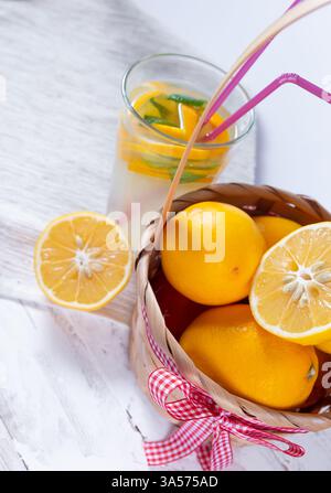 limonata fredda e agrumi in un cestino. vista dall'alto Foto Stock