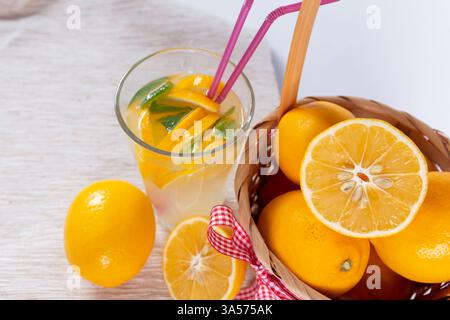 limonata fredda e agrumi in un cestino. vista dall'alto Foto Stock