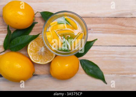 vista dall'alto della limonata fredda e degli agrumi Foto Stock