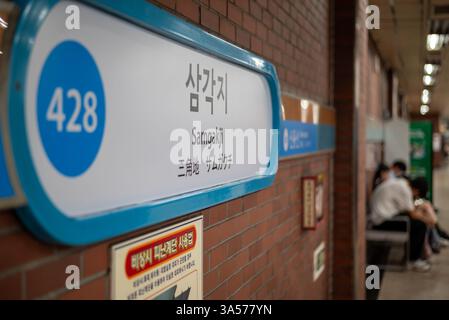 Stazione della metropolitana di Samgakji del sistema ferroviario della metropolitana di Seoul a Seoul, capitale della Corea del Sud, il 30 giugno 2023 Foto Stock