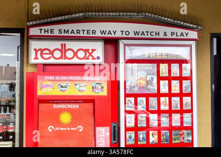 San Diego, California, Stati Uniti - 05-31-2019: Vista di un chiosco di vendita automatizzata Redbox DVD fuori da un comodo negozio. Foto Stock