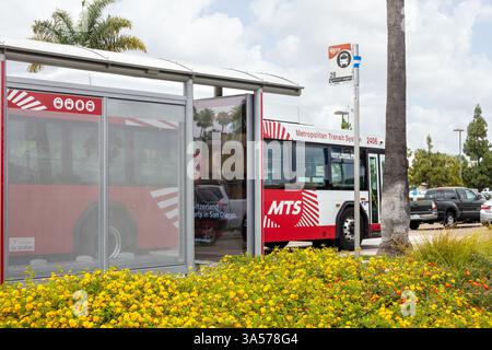 San Diego, California, Stati Uniti - 05-31-2019: Vista di un autobus e di una fermata dell'autobus per il San Diego Metropolitan Transit System. Foto Stock