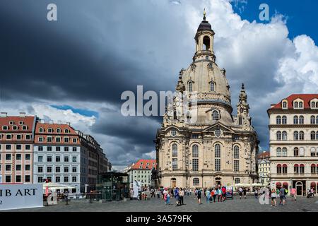Dresda, Germania, 1 agosto 2022: I turisti e i visitatori della città camminano attraverso una piazza che si affaccia sulla chiesa protestante Frauenkirche della città Foto Stock
