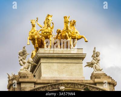 La Quadriga de l'Aurora in cima alla Cascada nel Parc de la Ciutadella a Barcellona, Spagna. Foto Stock
