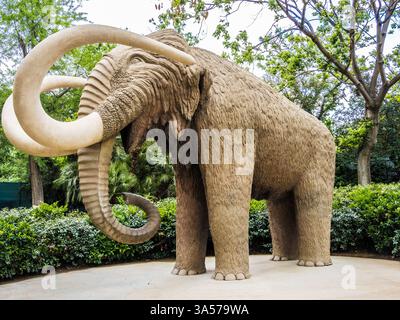 Júlia, una statua a grandezza naturale di mammut lanoso nel Parc de la Ciutadella a Barcellona, Spagna. Foto Stock