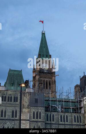 Ottawa, Canada - 16 maggio 2024: Parlamento del Canada a Ottawa in restauro la sera Foto Stock