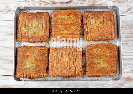 Kadayif con pistacchio. Delizioso dessert turco al pistacchio kadayif. Dessert turco Kadayif con polvere di pistacchio. Nome locale kadayif. Foto Stock