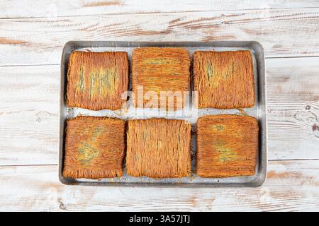 Kadayif con pistacchio. Delizioso dessert turco al pistacchio kadayif. Dessert turco Kadayif con polvere di pistacchio. Nome locale kadayif. Foto Stock
