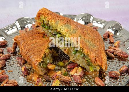 Kadayif con pistacchio. Delizioso dessert turco al pistacchio kadayif. Dessert turco Kadayif con polvere di pistacchio. Nome locale kadayif. Foto Stock