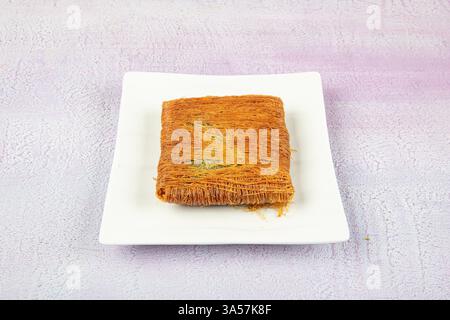 Kadayif con pistacchio. Delizioso dessert turco al pistacchio kadayif. Dessert turco Kadayif con polvere di pistacchio. Nome locale kadayif. Foto Stock