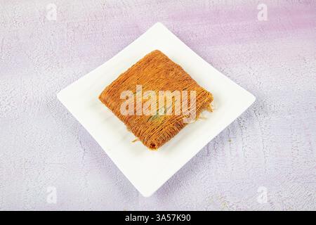 Kadayif con pistacchio. Delizioso dessert turco al pistacchio kadayif. Dessert turco Kadayif con polvere di pistacchio. Nome locale kadayif. Foto Stock