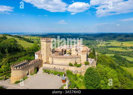 Vista aerea del castello medievale e del villaggio di Vigoleno. Piacenza, Emilia-Romagna, Italia. Foto Stock
