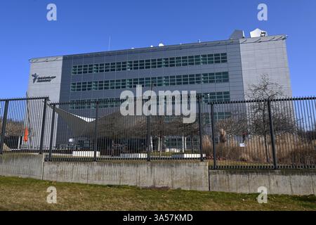 Praga, Repubblica Ceca. 21 marzo 2025. Vista dell'edificio della sede centrale di radio Free Europe/radio Liberty (RFE/RL) a Praga. L'amministrazione di Donald Trump aveva smesso di finanziare diverse emittenti finanziate dagli Stati Uniti, tra cui radio Free Europe/radio Liberty (RFE/RL) con sede a Praga il 15 marzo 2025. Radio Free Europe/radio Liberty (RFE/RL) è un'organizzazione mediatica che trasmette notizie in 23 paesi dell'Europa orientale, dell'Asia centrale, del Caucaso e del Medio Oriente con sede a Praga dal 1995. Credito: SOPA Images Limited/Alamy Live News Foto Stock
