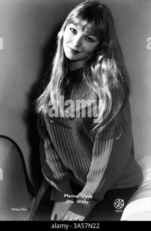 Un'antica cartolina con Marina Vlady è un'attrice e cantante francese di origine russa, scrittrice e scultrice, pubblicata in Germania, intorno al 1950 Lei Foto Stock