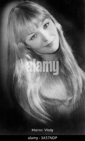 Un'antica cartolina con Marina Vlady è un'attrice e cantante francese di origine russa, scrittrice e scultrice, pubblicata in Germania, intorno al 1950 Lei Foto Stock