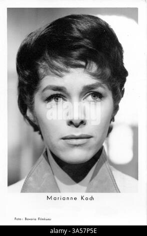 Un'antica cartolina con l'attrice tedesca Marianne Koch, pubblicata in Germania, intorno al 1960 Marianne Koch è meglio conosciuta per i suoi ruoli in avventura Foto Stock