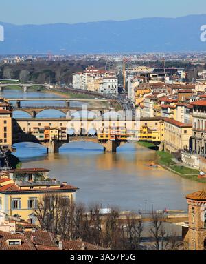 Ponte storico della città di Firenze in Italia chiamato Ponte Vecchio che significa Ponte Vecchio e molti altri ponti sul fiume Arno e sulle colline in t Foto Stock